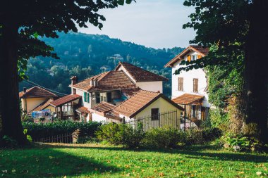 İspanya 'daki eski bir köy. Büyüleyici eski sokaklar. Güzel taş evleri olan tipik bir köy..
