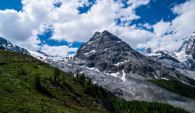 Alp dağları, Fransız, İtalyan ve İsviçre Alpleri 'nin güzellikleriyle bezenmiştir. Alplerdeki etkileyici güzellikteki dağlar. Alplerdeki güzel dağ manzarası, ideal dinlenme yeri kavramı..