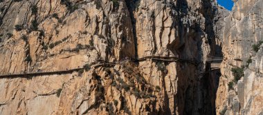 Kralın Küçük Yolu. El Chorro 'daki dar bir geçidin sarp duvarları boyunca meşhur yürüyüş yolu. Malaga ili, İspanya.