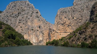 Royal Trail (El Caminito del Rey) Gorge Chorro, Malaga, İspanya 'da. El Chorro 'daki dar bir geçidin sarp duvarları boyunca meşhur yürüyüş yolu..