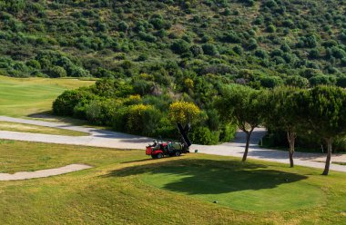 Golf sahası, İspanya. Ağaçlı yeşil golf sahası manzarası var. Alicante ili, İspanya. Spor ve yaşam tarzı kavramı.