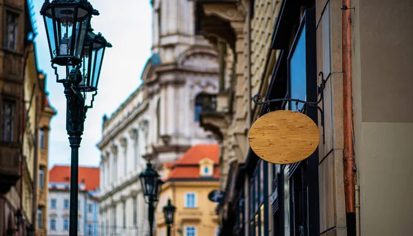 プラハの美しい通りに美しい古い看板や街路灯 — ストック写真