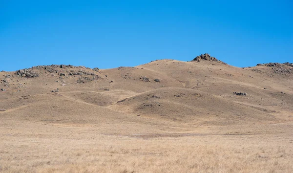 萨法里和旅行沙漠极端冒险或科学考察在岩石沙漠山丘和干草 干旱荒原的异国情调和探险 — 图库照片