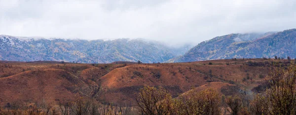 Φθινόπωρο Τοπίο Λόφους Και Μια Σιλουέτα Μιας Οροσειράς Κάτω Από — Φωτογραφία Αρχείου