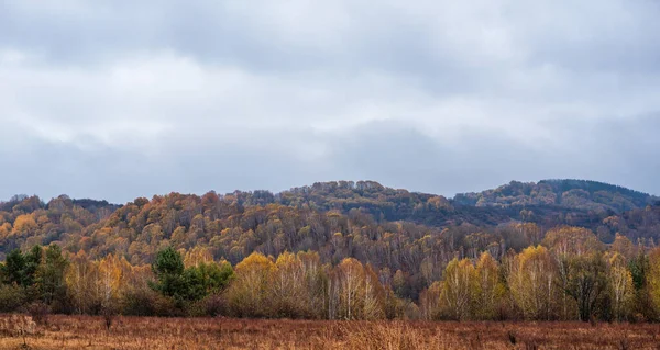 Herbstliche Landschaft Mit Hügeln Und Der Silhouette Einer Gebirgskette Unter — Stockfoto