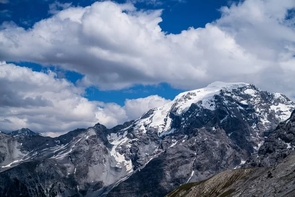 アルプスの牧歌的な風景の上に雪をかぶった山の頂上を背景に雲を渡す フランス イタリア スイスのアルプスの美しさでアルプスの山の尾根の風景 — ストック写真