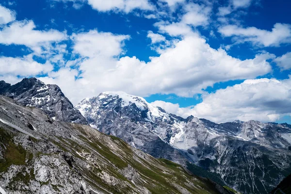 アルプスの牧歌的な風景の上に雪をかぶった山の頂上を背景に雲を渡す フランス イタリア スイスのアルプスの美しさでアルプスの山の尾根の風景 — ストック写真