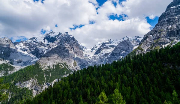 Paisaje Los Alpes Picos Montaña Nevados Hermosos Prados Libertad Turismo — Foto de Stock