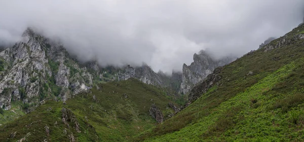 Βραχώδη Βουνά Στο Εθνικό Πάρκο Picos Europa Μια Βροχερή Συννεφιασμένη — Φωτογραφία Αρχείου