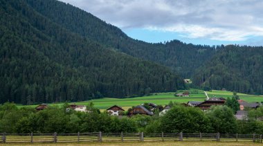 İtalya 'nın dağlarındaki kırsal arazinin yaz manzarası. Gardena Vadisi 'nin renkli, parlak manzarası. Dolomitlerde Sabah, Güney Tyrol.