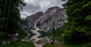 Göz kamaştırıcı bir manzara. Trentino Alto Adige, İtalya ve Avrupa 'da görkemli dağların doğal arkaplanı dramatik bir gökyüzüne karşı.