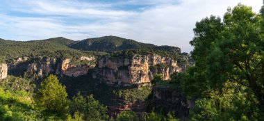 Görkemli dağlar manzarası. Mirador de Siurana, Priorat, Tarragona, İspanya ve Avrupa 'nın zirvesinden bir manzara. Manzara ve doğa. Güzel seyahat yeri.