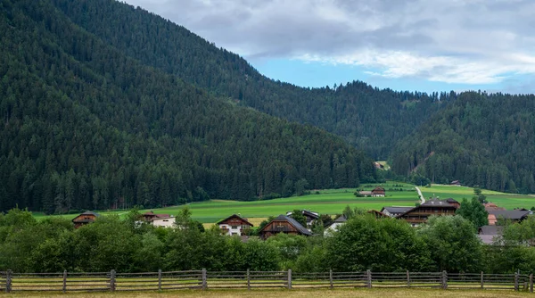 Летняя Сцена Сельских Пейзажей Горах Италии Красочная Яркая Панорама Долины — стоковое фото