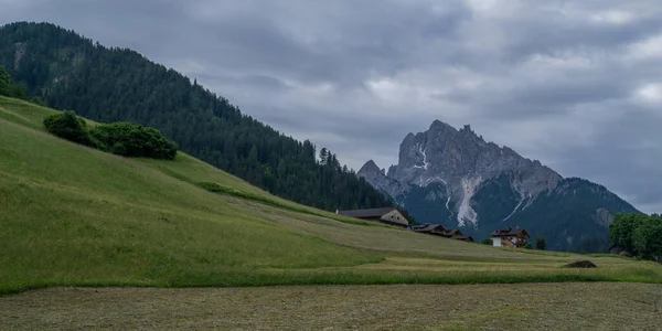素晴らしい景色 劇的な空の自然な背景 トレンティーノ アルト アディジェ イタリア ヨーロッパの雄大な山々を背景に谷の村 — ストック写真