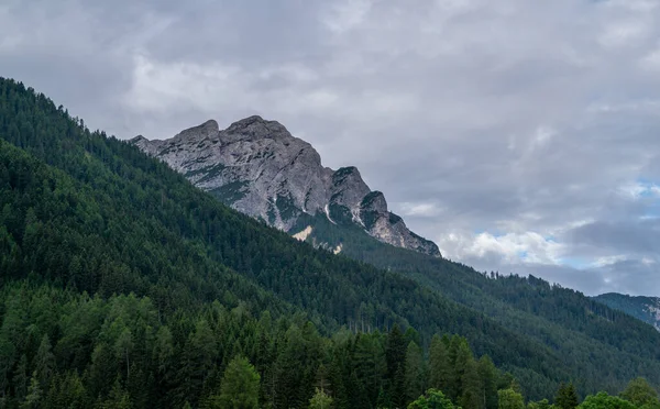 Cenário Deslumbrante Cenário Natural Montanhas Majestosas Contra Céu Dramático Trentino — Fotografia de Stock