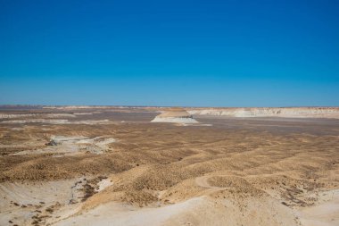 İnanılmaz çöl manzarası. Çöl dağlarının güzel manzarası. Çölde monolitik dağlar. Taşlar ve gökyüzü. Çöldeki tuhaf kumtaşı kayalıkları.