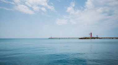 Sahildeki deniz feneri denizden girişi gösteriyor..