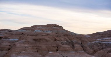 Ürdün 'deki Wadi Rum Çölü Kanyonu' nun renkli dağları. Ay Vadisi, Ürdün 'ün güneyinde kum taşı ve kayaya kesilen bir vadidir. Alışılmadık, inanılmaz bir manzara..