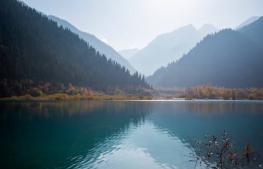 Dağlardaki dinginlik gölü. Dağlar ve yansıma ile sisli bir sonbahar sabahı.