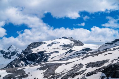 İtalya 'nın en yüksek otomobil geçidi Stelvio Geçidi' nden, İtalya 'nın Trentino-Alto Adige ve Lombardy arasında yer alır. Ekoloji ve fotoğraf turizmi kavramı.