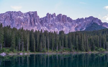 Carezza Gölü ve Latemar Dağı. Sabah gölde. Arka planda Carezza Gölü veya Karersee ve Dolomites manzarası, Nova Levante, Bolzano, İtalya.