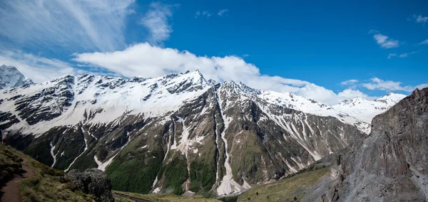 山地景观 高加索山脉 Svaneti 佐治亚州在多云的天空下从山上远足的全景 — 图库照片