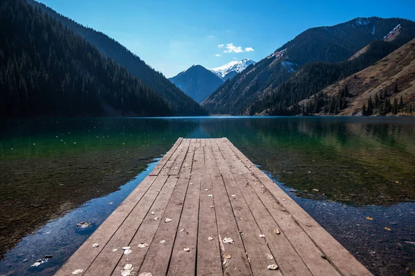 Riva Lago Montagna Con Molo Legno Riflessioni Nell Acqua Scena — Foto Stock