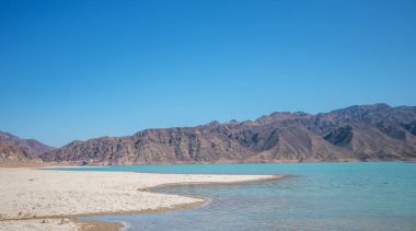 Göl dağlarla çevrilidir. Güzel Tibet manzara manzarası. Çin 'in vahşi doğası.