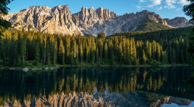 Arka plandaki muhteşem göl Dolomitler. Karersee 'nin güzel manzarası (İtalyanca: Lago di Carezza) İtalya' nın Güney Tyrol kentinde bulunan bir göldür..