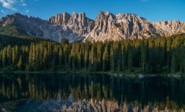 Carezza (Karersee) gölünün büyüleyici yaz manzarası. Bolzano ili, Güney Tyrol, İtalya ve Avrupa 'daki Dolomiti Alpleri' nin muhteşem sabah manzarası. Doğa konseptinin güzelliği.