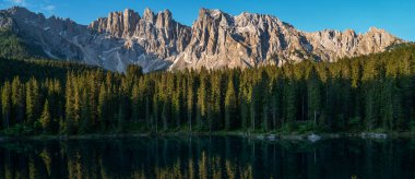 Arka plandaki muhteşem göl Dolomitler. Karersee 'nin güzel manzarası (İtalyanca: Lago di Carezza) İtalya' nın Güney Tyrol kentinde bulunan bir göldür..