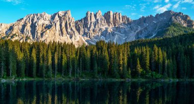 Carezza (Karersee) gölünün büyüleyici yaz manzarası. Bolzano ili, Güney Tyrol, İtalya ve Avrupa 'daki Dolomiti Alpleri' nin muhteşem sabah manzarası. Doğa konseptinin güzelliği.