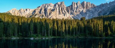 Carezza (Karersee) gölünün büyüleyici yaz manzarası. Bolzano ili, Güney Tyrol, İtalya ve Avrupa 'daki Dolomiti Alpleri' nin muhteşem sabah manzarası. Doğa konseptinin güzelliği.