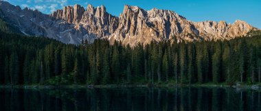 İnanılmaz bir doğa manzarası. Dolomites Alplerinde güneşli bir sammer günü. Carezza Gölü ile Latemar Dağı, Bolzano ili, Güney Tyrol, İtalya. Popüler seyahat yerleri. Vahşi bölgenin resmi.