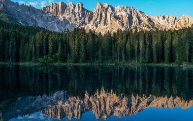 Carezza (Karersee) gölünün büyüleyici yaz manzarası. Bolzano ili, Güney Tyrol, İtalya ve Avrupa 'daki Dolomiti Alpleri' nin muhteşem sabah manzarası. Doğa konseptinin güzelliği.