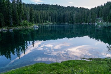 İtalya Dolomitler 'deki Carezza Gölü. Latemar Dağı ile Karersee Gölü, Bolzano ili, Güney Tyrol, İtalya. Arka planda Carezza Gölü ve Dolomitlerin manzarası.