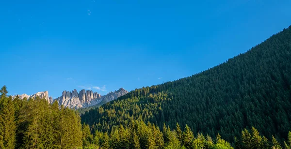 素晴らしい山の尾根 地域トレンティーノ アルト アディジェ州 南チロル州 ヴェネト州 イタリア ドロマイトアルプス ヨーロッパで有名な旅行先 コルティナ — ストック写真