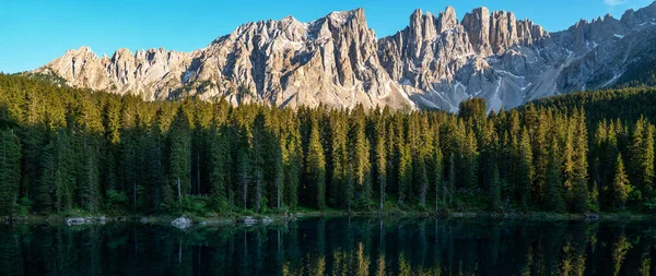 Affascinante Vista Estiva Sul Lago Carezza Karersee Spettacolare Scena Mattutina — Foto Stock