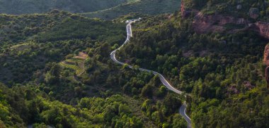 Görkemli dağlar manzarası. Mirador de Siurana, Priorat, Tarragona, İspanya ve Avrupa 'nın zirvesinden bir manzara. Manzara ve doğa. Güzel seyahat yeri.