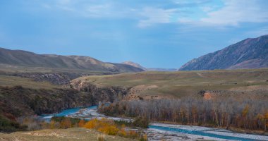 Pamir Otoyolu 'nun sınır dağları boyunca uzanan dağ manzarası. Hızlı dağ nehri manzarası. Sonbahar renkli manzara.