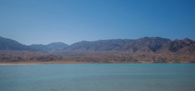 Göl dağlarla çevrilidir. Çin 'in vahşi doğası.