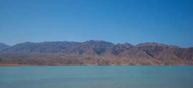 Göl dağlarla çevrilidir. Çin 'in vahşi doğası.