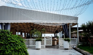 Deniz manzarası. Sahildeki kafe. Yaz tatillerinde açık teraslı güzel bir kafe..