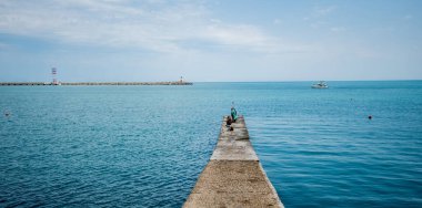 Beton bir dalgalanmada balıkçılar bir sonbahar günü balık yakalar..