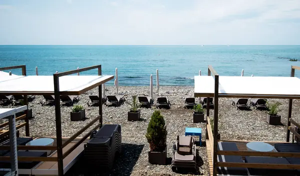海滨度假胜地的景观 有雨伞和躺椅 图库图片