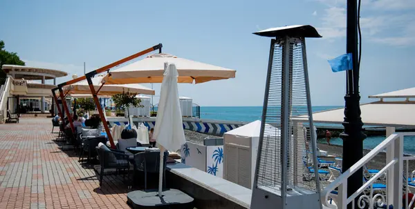 海滨度假胜地的景观 有雨伞和躺椅 图库照片