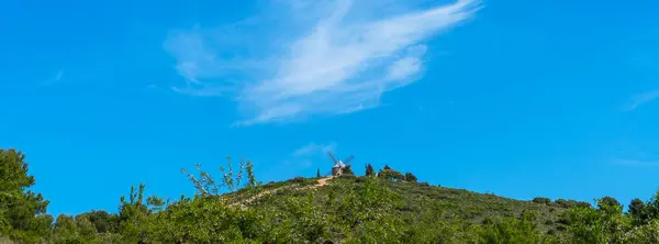 Типові Іспанські Вітряки Пагорбі Оточені Зеленим Ландшафтом Іспанія Стокова Картинка