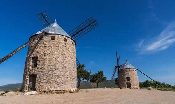 西班牙山上典型的老式风车 四周环绕着一片绿色的风景 图库图片
