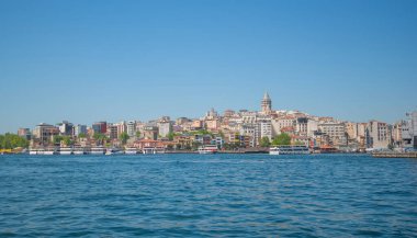Mavi gökyüzüne ve bulutlara karşı Golden Horn körfezinde turistik gezi gemileri. İstanbul, Türkiye. Güneşli yaz gününde.