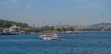 Mavi gökyüzüne ve bulutlara karşı Golden Horn körfezinde turistik gezi gemileri. İstanbul, Türkiye. Güneşli yaz gününde.